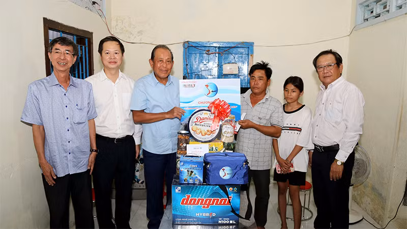 Nguyên Phó Thủ tướng Thường trực Chính phủ Trương Hòa Bình (thứ ba từ trái qua) trao quà cho hộ ngư dân Lê Tuấn ở phường Hưng Long, thành phố Phan Thiết, Bình Thuận. Nguyên Phó Thủ tướng Thường trực Chính phủ Trương Hòa Bình (thứ ba từ trái qua) trao quà cho hộ ngư dân Lê Tuấn ở phường Hưng Long, thành phố Phan Thiết, Bình Thuận.