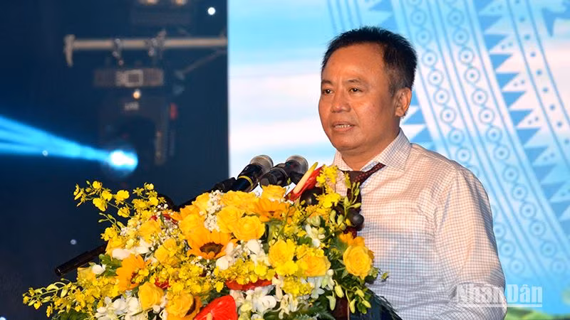 Ông Nguyễn Đăng Chương, Giám đốc Trung tâm Triển lãm Văn hóa nghệ thuật Việt Nam; Trưởng Ban Tổ chức phát biểu khai mạc Triển lãm. Ông Nguyễn Đăng Chương, Giám đốc Trung tâm Triển lãm Văn hóa nghệ thuật Việt Nam; Trưởng Ban Tổ chức phát biểu khai mạc Triển lãm.