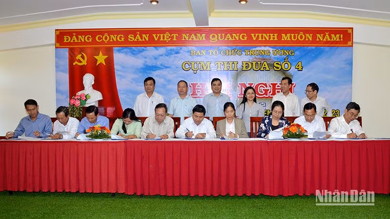 Các đơn vị thành viên trong Cụm thi đua số 4 ngành tổ chức xây dựng Đảng ký kết thi đua năm 2024.