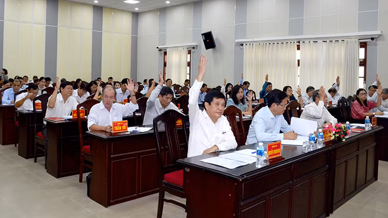 Các đại biểu biểu quyết phương hướng nhiệm vụ trọng tâm 6 tháng cuối năm 2023. Các đại biểu biểu quyết phương hướng nhiệm vụ trọng tâm 6 tháng cuối năm 2023.