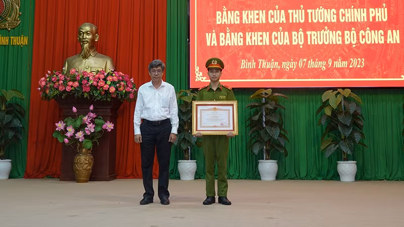 Binh Nhì Trần Văn Quỳnh (bên phải hình), chiến sỉ Phòng Cảnh sát phòng cháy, chữa cháy và cứu nạn, cứu hộ được Thủ tướng Chính phủ tặng Bằng khen (Ảnh: CACC)