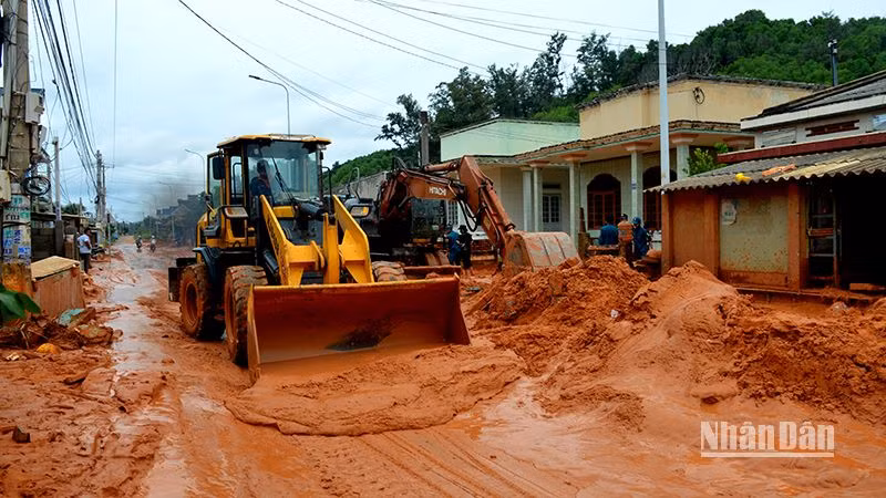 Mưa lớn làm nước và cát trên đồi tràn xuống ngập nhà dân và đường ĐT719, xã Tiến Thành, thành phố Phan Thiết, Bình Thuận.
