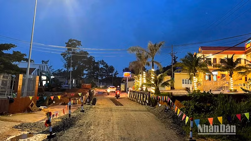 Cầu sắt Bailey được lắp đặt xong trong chiều ngày 2/10 Cầu sắt Bailey được lắp đặt xong trong chiều ngày 2/10