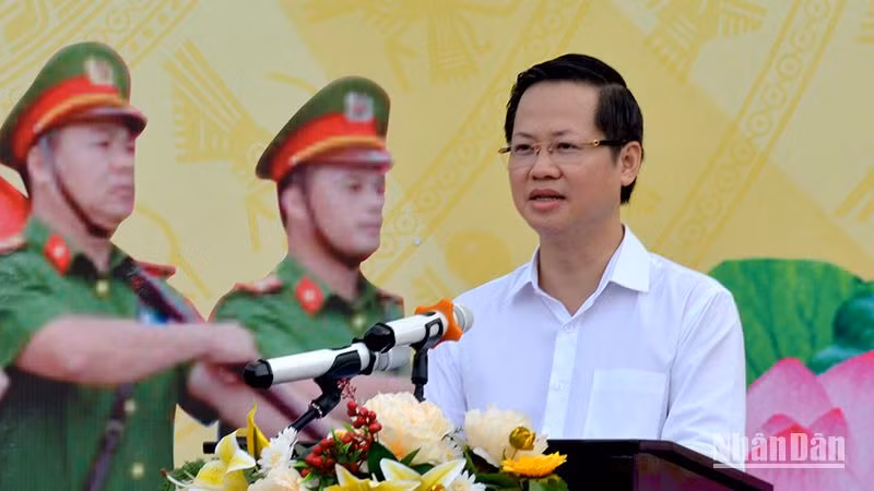 Chủ tịch Ủy ban nhân dân tỉnh Bình Thuận Đoàn Anh Dũng phát biểu chỉ đạo, giao nhiệm vụ cho lực lượng Công an. (Ảnh: Đình Châu)