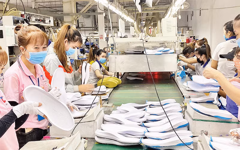 Cuộc sống của nhiều công nhân bị ảnh hưởng do doanh nghiệp thiếu đơn hàng. Trong ảnh: Sản xuất giày xuất khẩu tại một công ty ở Thành phố Hồ Chí Minh. 
