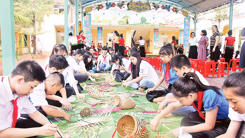 Giao lưu giữa học sinh một số trường tại thị xã Nghĩa Lộ, tỉnh Yên Bái. 