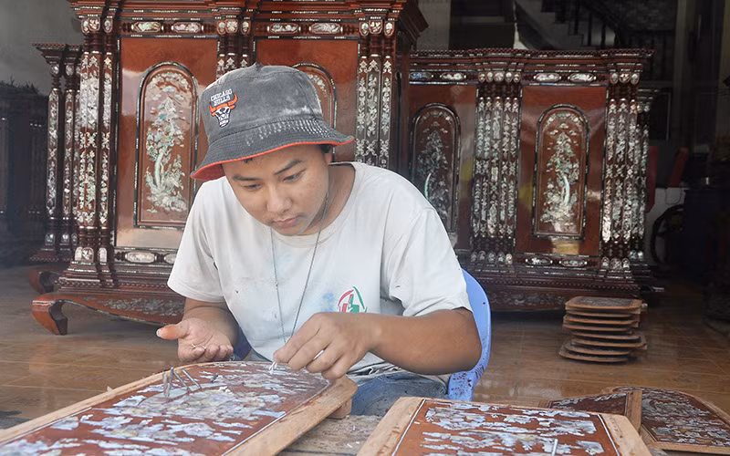 Khảm xà cừ trên chiếc tủ thờ Gò Công. Khảm xà cừ trên chiếc tủ thờ Gò Công.
