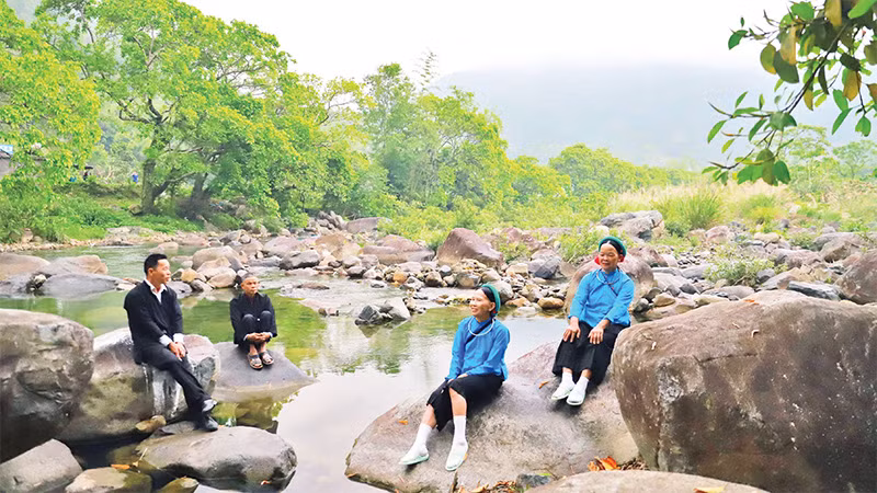 Các đôi trai gái hát đối giao duyên trong ngày hội Soóng Cọ. 
