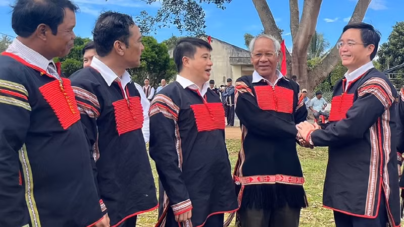 Ðồng chí Nguyễn Ðình Trung (ngoài cùng bên phải) thăm hỏi đồng bào dân tộc thiểu số xã Ea Tiêu, huyện Cư Kuin trong Ngày hội Ðại đoàn kết toàn dân tộc năm 2022. 