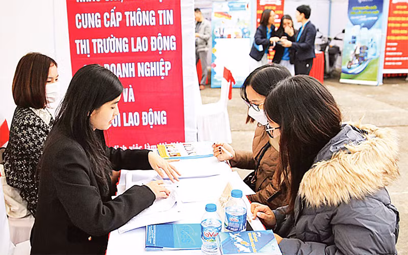 Tư vấn việc làm cho người lao động tại Trung tâm Văn hóa-Thông tin và Thể thao quận Bắc Từ Liêm. (Ảnh ÐỖ TÂM) 