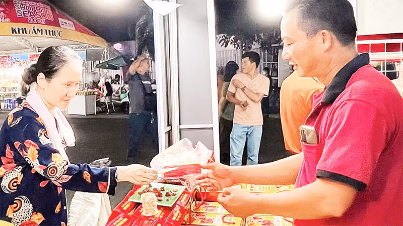 Người tiêu dùng chọn mua thực phẩm giảm giá tại Hội chợ khuyến mãi "Shopping Season" năm 2023. (Ảnh CTV) 