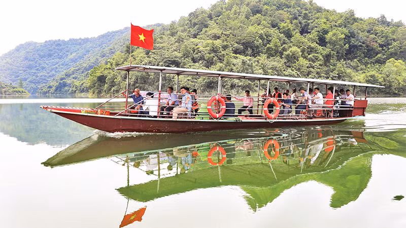 Khách du lịch tham quan lòng hồ bằng thuyền.