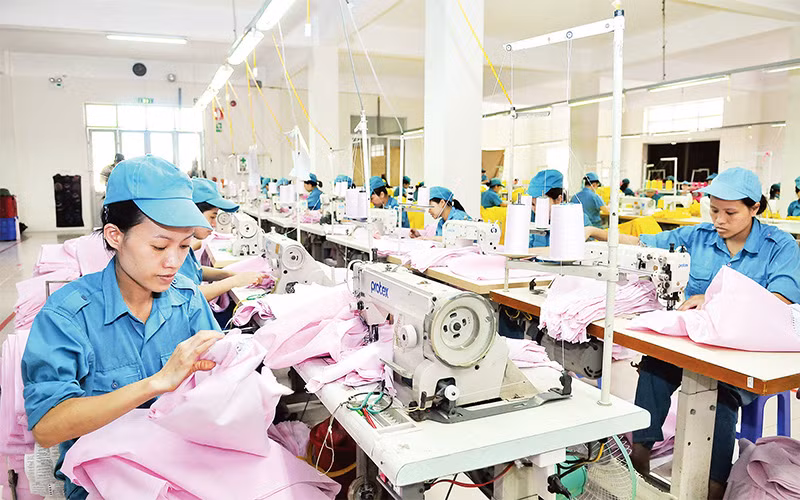 Công nhân nữ làm việc tại Công ty TNHH một thành viên 76, huyện Gia Lâm, Hà Nội. (Ảnh Nguyễn Đăng) 