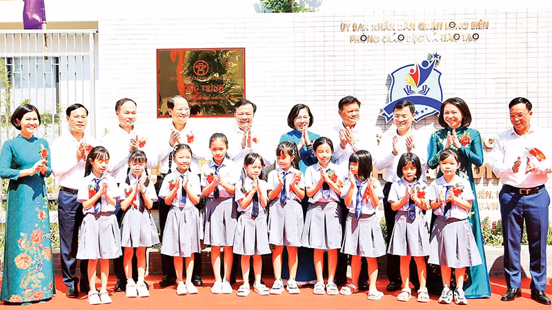 Lãnh đạo thành phố Hà Nội và quận Long Biên dự lễ khánh thành Trường tiểu học đô thị Sài Ðồng. 