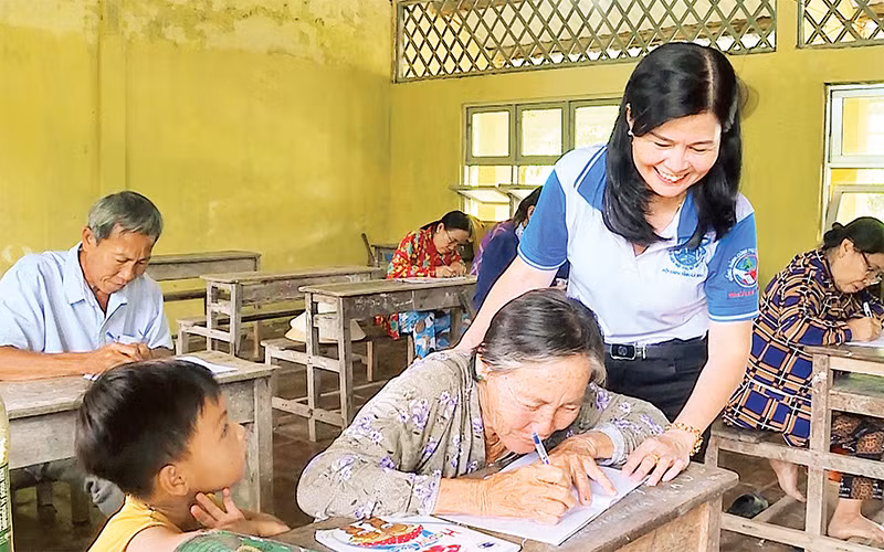 Ðã 65 tuổi, nhưng bà Nguyễn Thị Thao vẫn tham gia lớp học tình thương Sào Lưới. 