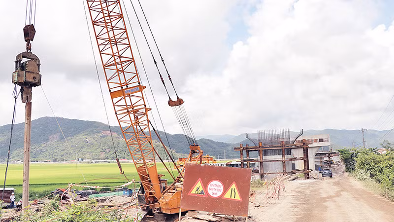Thi công đường đấu nối từ Khu công nghiệp Hòa Tâm (Khu kinh tế Nam Phú Yên) với Quốc lộ 1 vào đường bộ cao tốc bắc-nam sau khi được bàn giao mặt bằng. 