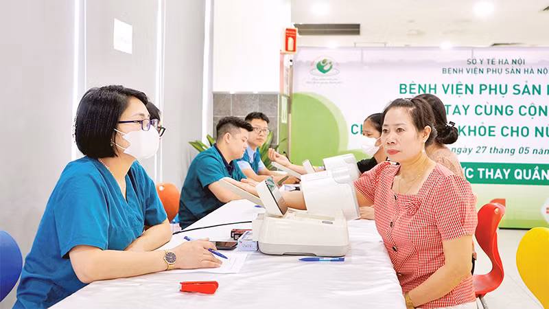 Chương trình khám sức khỏe sinh sản cho công nhân tại Khu công nghiệp Thạch Thất - Quốc Oai do Liên đoàn Lao động thành phố Hà Nội phối hợp với các đơn vị liên quan tổ chức. (Ảnh HÀ PHONG) 