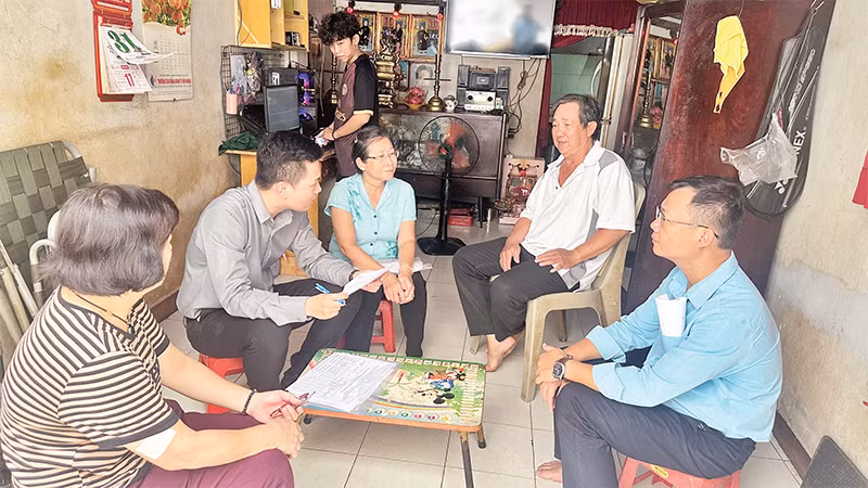 Tổ công tác phúc tra việc thực hiện Chương trình giảm nghèo bền vững giai đoạn 2021-2025 tại một hộ gia đình ở Quận 5. (ảnh CTV) 