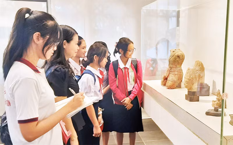 Các thí sinh tìm hiểu, ghi chép thông tin, dữ liệu thông qua các cổ vật lịch sử tại Bảo tàng Lịch sử Thành phố Hồ Chí Minh. 