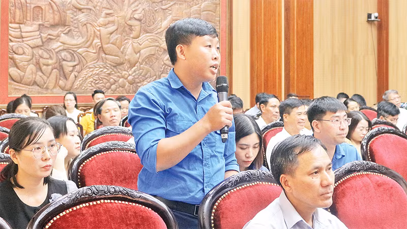 Cán bộ, đoàn viên, hội viên đặt câu hỏi tại hội nghị đối thoại với người đứng đầu cấp ủy, chính quyền tỉnh Hà Nam. 