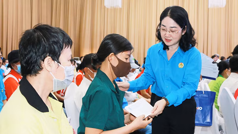 Chủ tịch Liên đoàn Lao động tỉnh Bình Dương Nguyễn Kim Loan trao quà tặng công nhân lao động có hoàn cảnh khó khăn, tai nạn lao động, bệnh nghề nghiệp, bệnh hiểm nghèo. (Ảnh TRỊNH BÌNH)