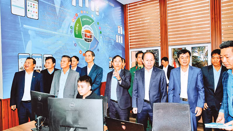 Lãnh đạo thành phố Hải Phòng tham quan hoạt động của Trung tâm điều hành thông minh HB IOC của quận Hồng Bàng. 