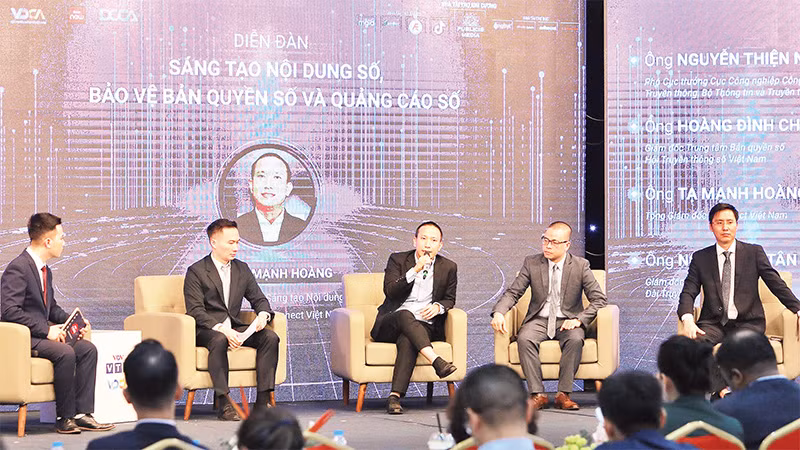 Các đại biểu tại Diễn đàn sáng tạo nội dung số, bảo vệ bản quyền số và quảng cáo số. 