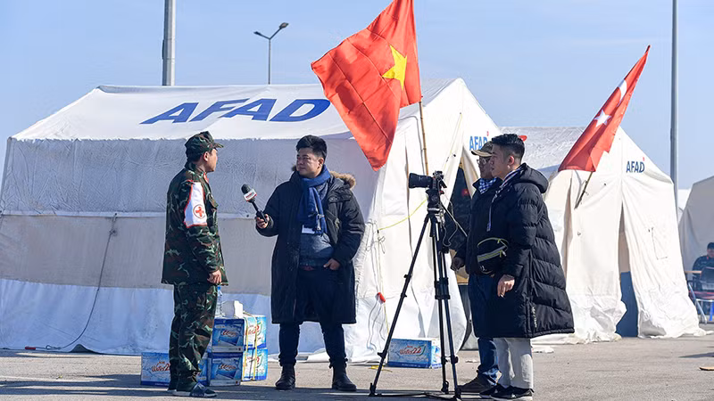 Phóng viên Báo Nhân Dân tác nghiệp tại các vùng chịu ảnh hưởng bởi động đất tại Thổ Nhĩ Kỳ tháng 3/2023. (Ảnh THÀNH ÐẠT) 