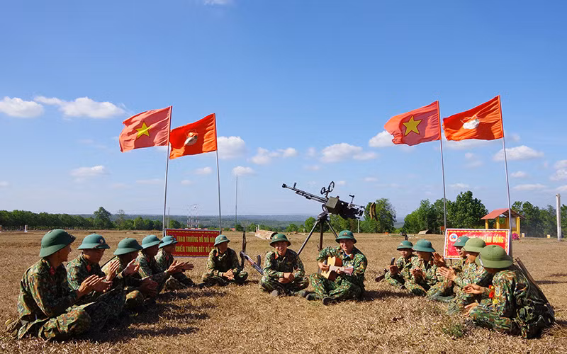Bộ đội Trung đoàn 95 (Sư đoàn 2, Quân khu 5) trong giờ nghỉ giải lao trên thao trường huấn luyện. (Ảnh KIM HÙNG) 