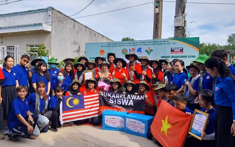 Sinh viên Malaysia tham gia hoạt động tình nguyện tại Việt Nam. (Ảnh Ðại sứ quán Malaysia tại Việt Nam) 