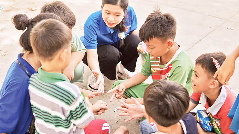 Ðoàn viên thanh niên thành phố Cần Thơ tổ chức trò chơi dân gian cho học sinh dịp hè.