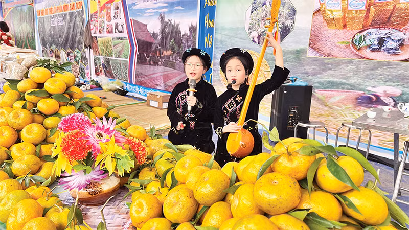 Thiếu nhi trình diễn hát then tại Ngày hội cam quýt huyện Bạch Thông. 