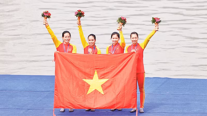Ðội tuyển rowing nữ Việt Nam đoạt HCÐ nội dung thuyền 4 nữ hạng nặng một mái chèo. (Ảnh HOÀNG LINH) 