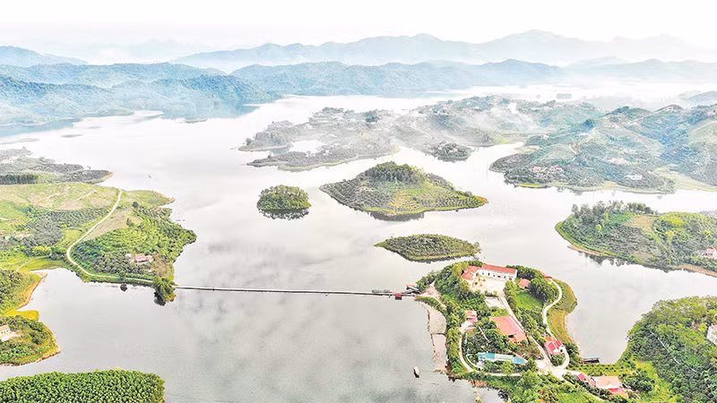 Hồ Cấm Sơn nhìn từ trên cao.