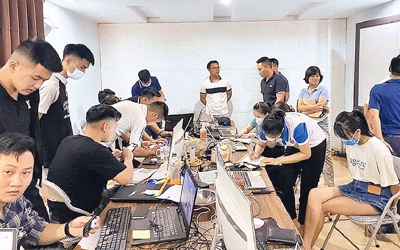 Lực lượng chức năng triệt phá ổ nhóm cho vay nặng lãi qua ứng dụng. (Ảnh Công an tỉnh Lào Cai cung cấp) 