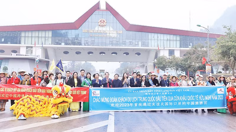 Cửa khẩu quốc tế Hữu Nghị (huyện Cao Lộc, Lạng Sơn) thường xuyên đón các đoàn khách xuất, nhập cảnh.