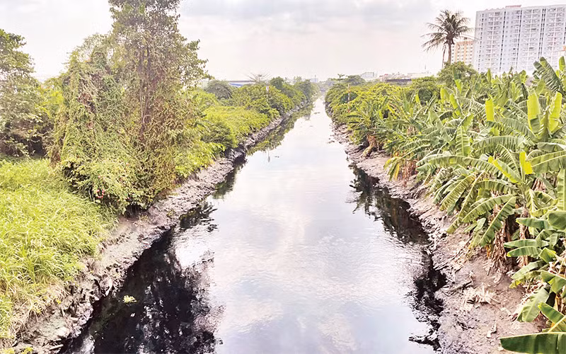 Một đoạn tuyến kênh Tham Lương-Bến Cát-rạch Nước Lên bị ô nhiễm, kỳ vọng được thi công cải tạo trở thành tuyến kênh xanh của thành phố. (Ảnh Thế Anh) 
