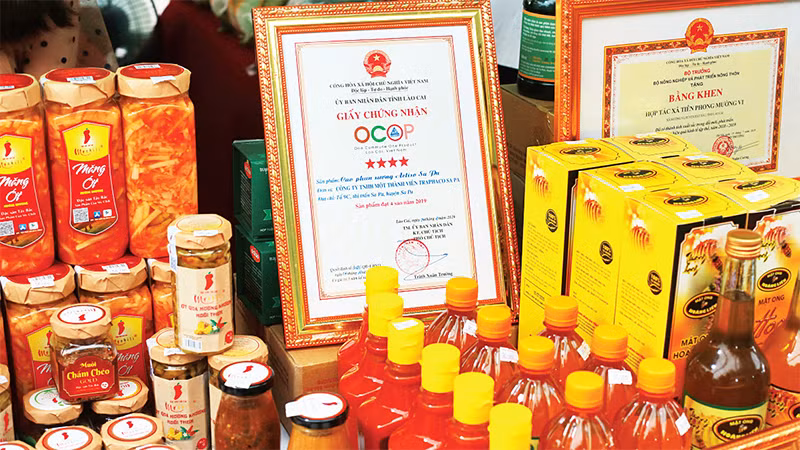 Sản phẩm OCOP của tỉnh Lào Cai được trưng bày tại một hội chợ. (Ảnh Hải An) Sản phẩm OCOP của tỉnh Lào Cai được trưng bày tại một hội chợ. (Ảnh Hải An)