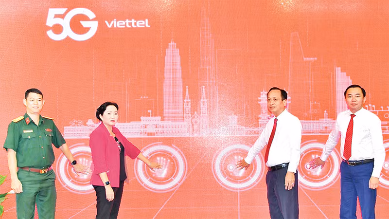 Ðại diện lãnh đạo tỉnh Bạc Liêu bấm nút khai trương dịch vụ 5G. 