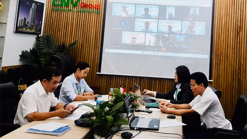 Một buổi sinh hoạt chi bộ trực tuyến của đảng viên Công ty cổ phần Tập đoàn công nghiệp Việt. 