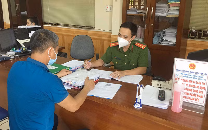 Công an huyện Tiên Yên, tỉnh Quảng Ninh hướng dẫn doanh nghiệp làm thủ tục thuộc lĩnh vực phòng cháy, chữa cháy. (Ảnh Nguyễn Nguyên) 