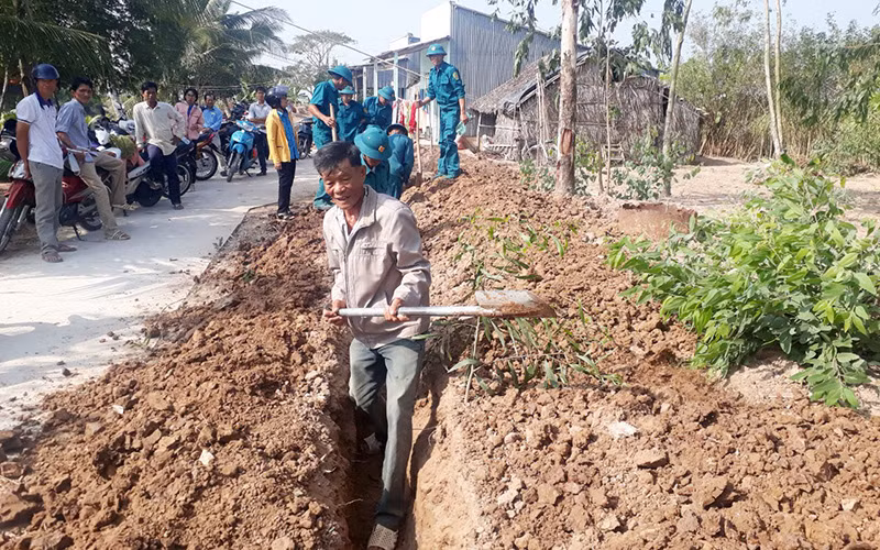 Thi công công trình đưa nước sạch về nông thôn vùng ven biển tỉnh Sóc Trăng.