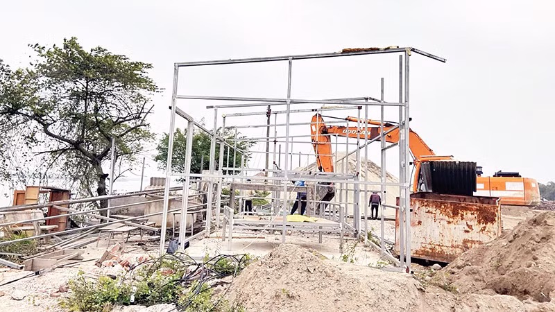 Các nhà lán xây dựng trái phép ở xã Bình Lãng, huyện Tứ Kỳ phải tháo dỡ. 