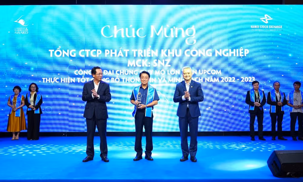 Ông Phạm Trần Hòa Hiệp-Trưởng Ban Quản trị Tổng hợp, Người công bố thông tin của Tổng công ty Sonadezi nhận cúp Công ty đại chúng quy mô lớn trên UPCoM thực hiện tốt công bố thông tin và minh bạch năm 2022-2023.