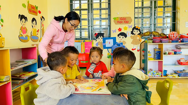 Cô và học sinh Trường mầm non Chế Tạo (xã Chế Tạo, huyện Mù Cang Chải, tỉnh Yên Bái) trong giờ học nhận biết con vật. (Ảnh: Thanh Sơn)