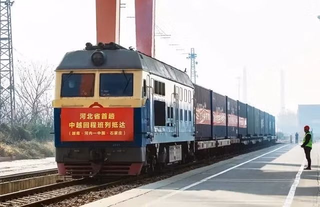 Tàu hàng từ Việt Nam cập cảng nội địa Thạch Gia Trang. (Ảnh: sjzdaily.com.cn)