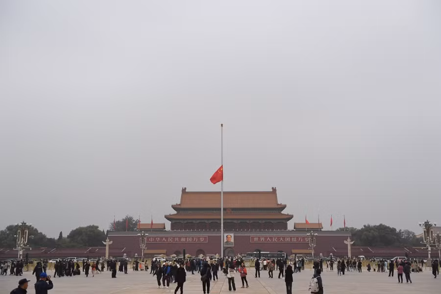 Treo cờ rủ ở Thiên An Môn, để tưởng niệm ông Lý Khắc Cường.