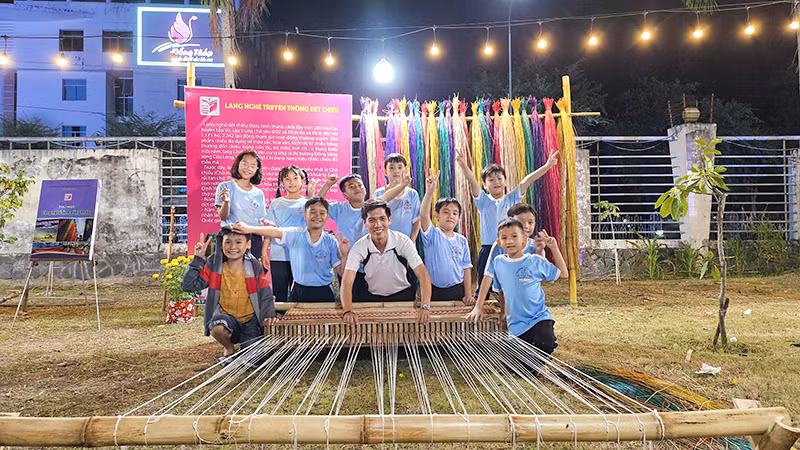 Bạn đọc tham gia trải nghiệm tại không gian làng nghề truyền thống. Bạn đọc tham gia trải nghiệm tại không gian làng nghề truyền thống.