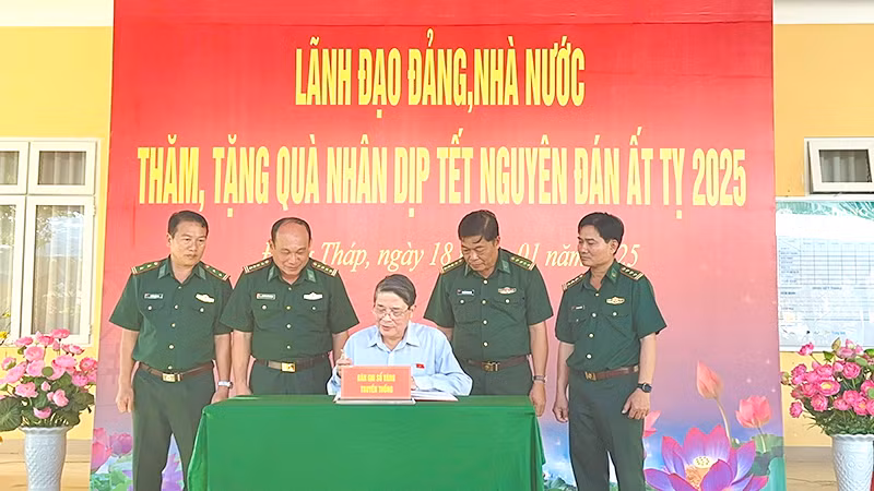 Phó Chủ tịch Quốc hội ghi Sổ vàng truyền thống tại Đồn Biên phòng Cửa khẩu quốc tế Thường Phước. (Ảnh: HÒA BÌNH)