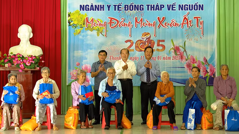 Lãnh đạo ngành Y tế Đồng Tháp và huyện Tháp Mười trao quà cho các hộ gia đình có công với ngành y tế. (Ảnh: HOÀNG KHA)